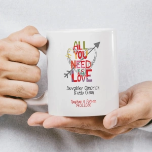 Kalp üzerinde duran çift silüeti ve I Love You yazılı kupa baskısı.