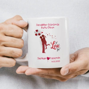 Kırmızı renkteki çiçeklerin ve kalp figürünün önünde çift silüeti bulunan kupa baskısı.