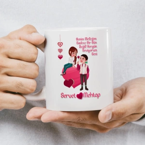 Motosiklet üzerinde karikatür çift figürü ve kalplerin bulunduğu kupa baskısı.