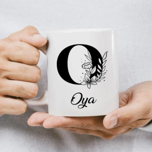 O Siyah Beyaz Çiçekli İsme Özel Kupa