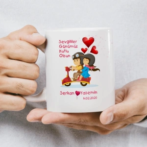 Öpüşen karikatür çift ve kalplerle süslenmiş, Sevgililer Günümüz Kutlu Olsun yazılı kupa baskısı.
