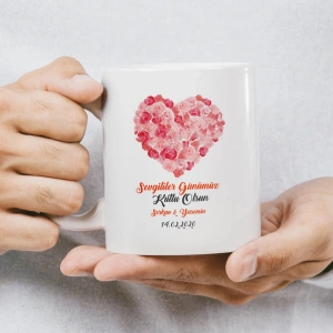 Ortadan ayrılmış, balon ve hediyelerle çevrili karikatür çiftin bulunduğu kupa baskısı.