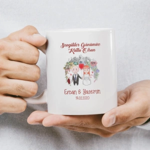 Pembe güllerden yapılmış büyük bir kalp figürünün yer aldığı kupa baskısı.