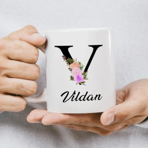 V Harfi Çiçekli İsme Özel Kupa