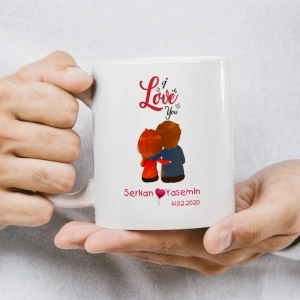 Yeşil kalp içinde dans eden karikatür çift figürünün bulunduğu kupa baskısı.