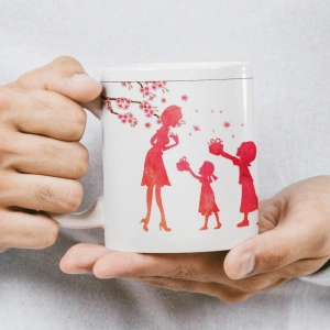 Anneler Günü Kupası - Anneye Hediye Veren Çocuklar