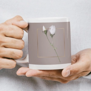 Beyaz Gül Tomurcukları ve Altın Çerçeve Tasarımlı Kupa