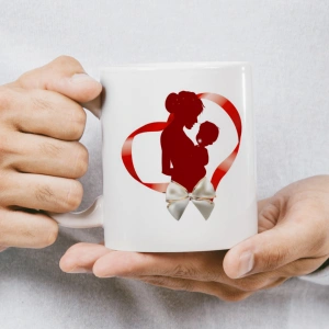 Anneler Günü Kupası - Anne ve Bebek Silüeti Kalpli Kurdeleli