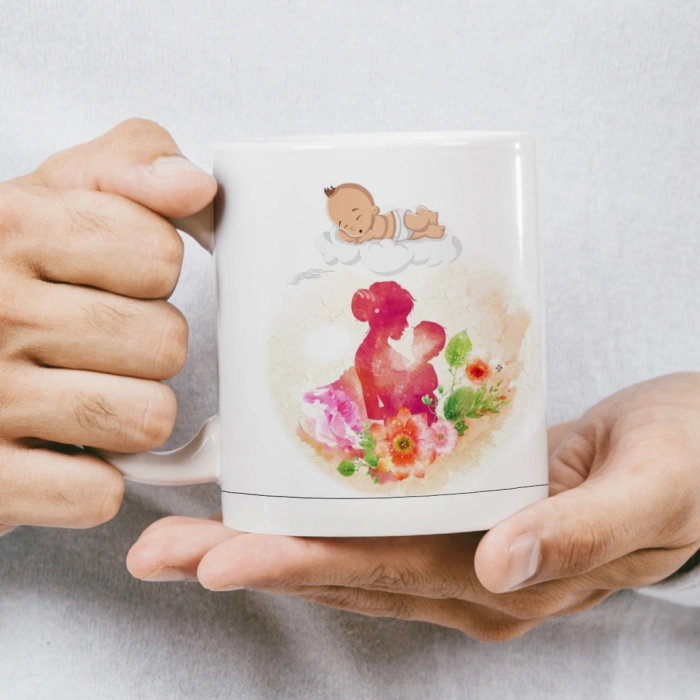 Anneler Günü Kupası - Bebek Bulut Üzerinde Anne Bebek Silüeti ve Çiçekler