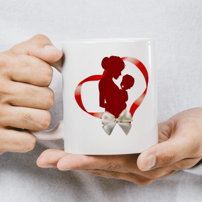 Anneler Günü Kupası - Anne ve Bebek Silüeti Kalpli Kurdeleli