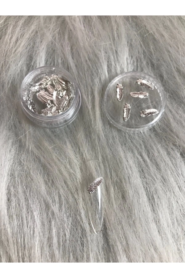 Gümüş Metalik Yaprak Şekilli Nail Art Süsleri – Zarif ve Şık - 50 Adet