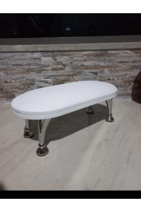 Beyaz Metal Ayaklı Sehpa – Şık ve Konforlu Manikür Desteği