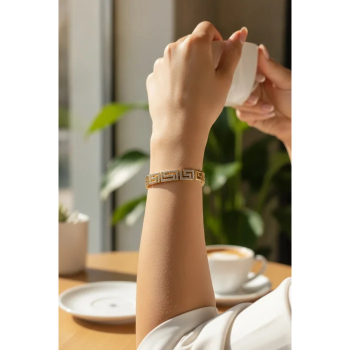 Mey İthalat® CM Labirent Model Zirkon Taşlı VIP Seri Gold Renk Pirinç Kadın Bileklik