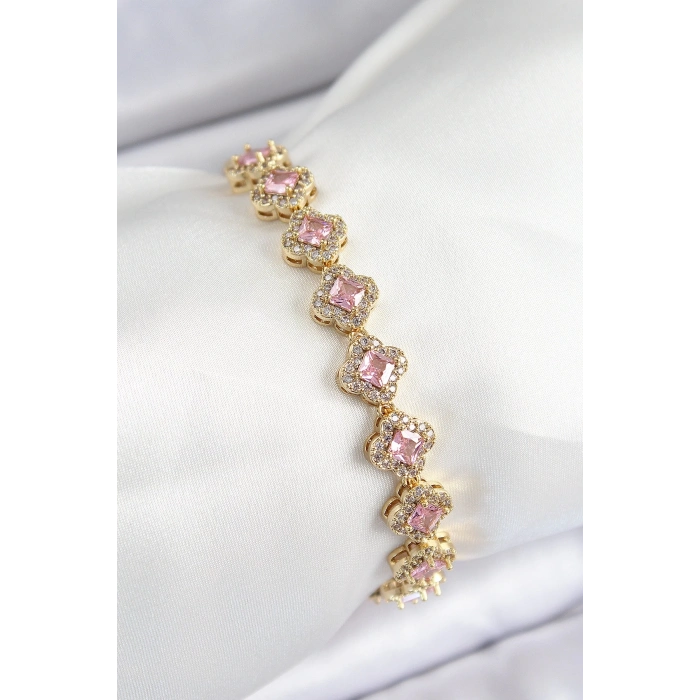 Mey İthalat® Pirinç Zirkon Taşlı Pembe Yonca Baget Model Gold Renk VIP Seri Kadın Bileklik