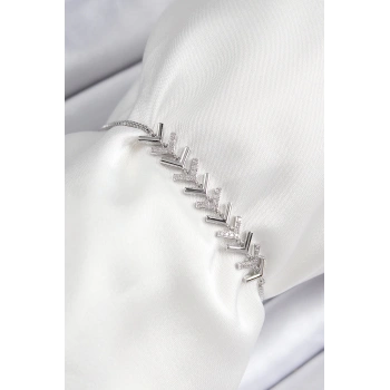 Mey İthalat® Pirinç Zirkon Taşlı Sıralı Ok Model Gümüş Renk Asansörlü Kadın Bileklik