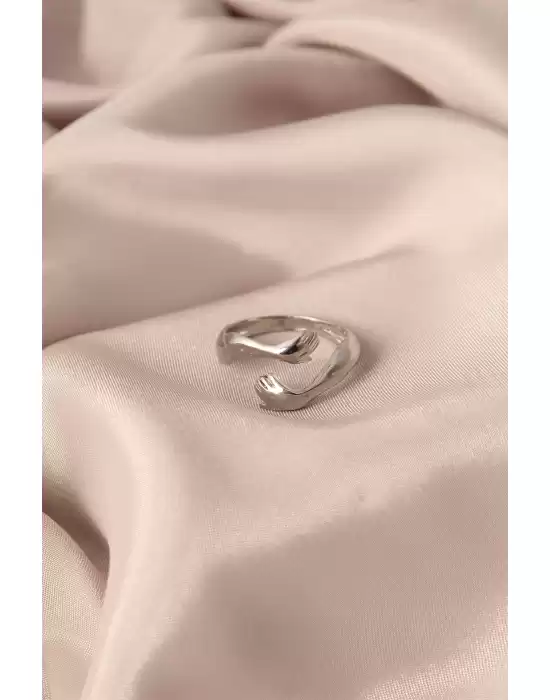 Ayarlamalı Gümüş Renk Metal Sarılan Eller Model Kadın Yüzük