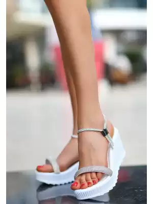 Erika Beyaz Boncuk İşlemeli Dolgu Topuk Sandalet