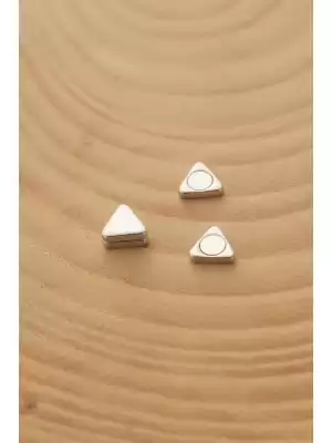 Gümüş Renk Üçgen Model Mıknatıslı Erkek Küpe