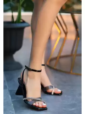Liya Siyah Rugan Topuklu Ayakkabı