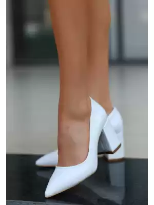 Saji Beyaz Rugan Desenli Topuklu Ayakkabı