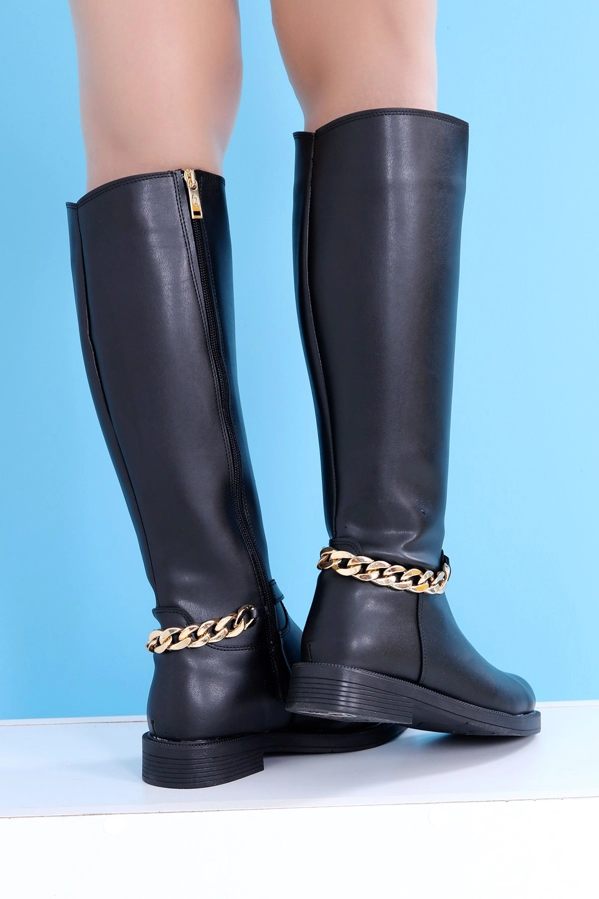 Glamor Siyah Zincir Detaylı ve Fermuarlı Çizme