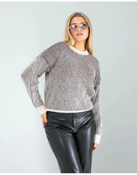 Siyah Çizgili Beyaz Yakalı Triko Kazak