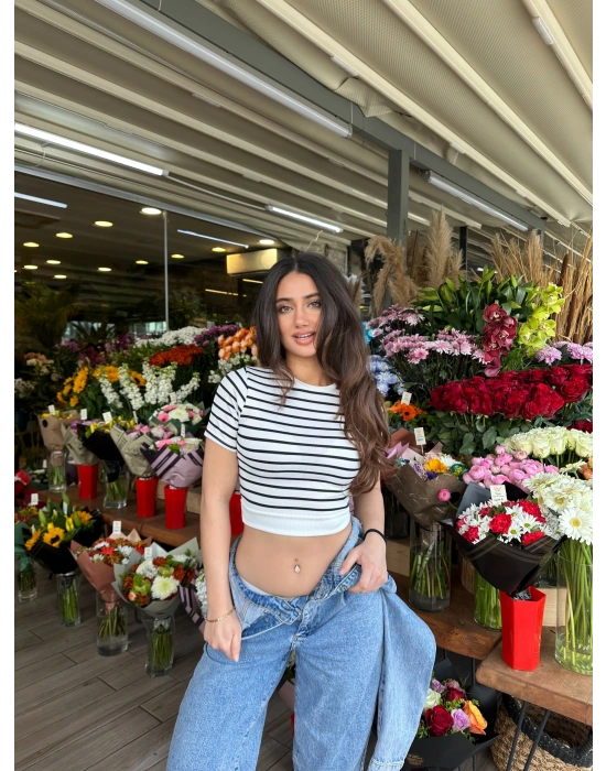 Beyaz Çizgili Manşet Detay T-Shirt