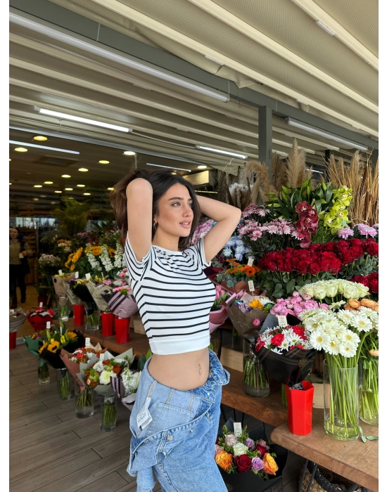 Beyaz Çizgili Manşet Detay T-Shirt