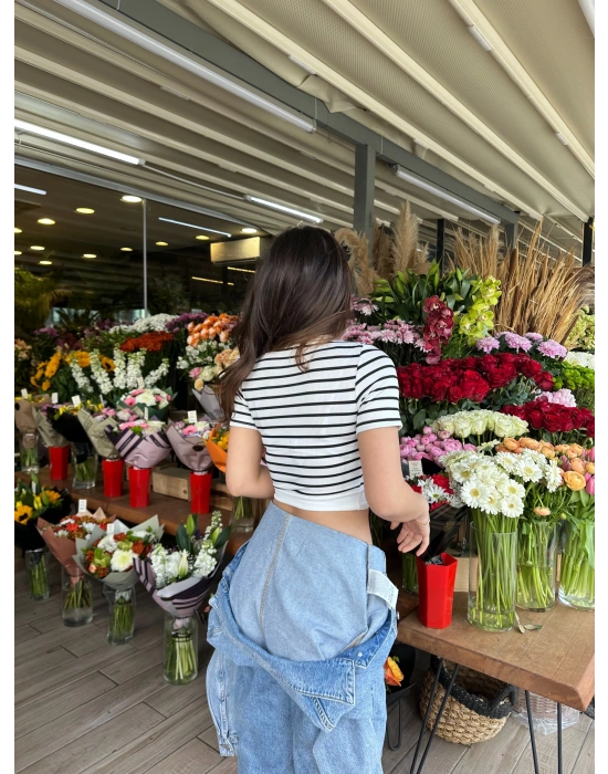 Beyaz Çizgili Manşet Detay T-Shirt