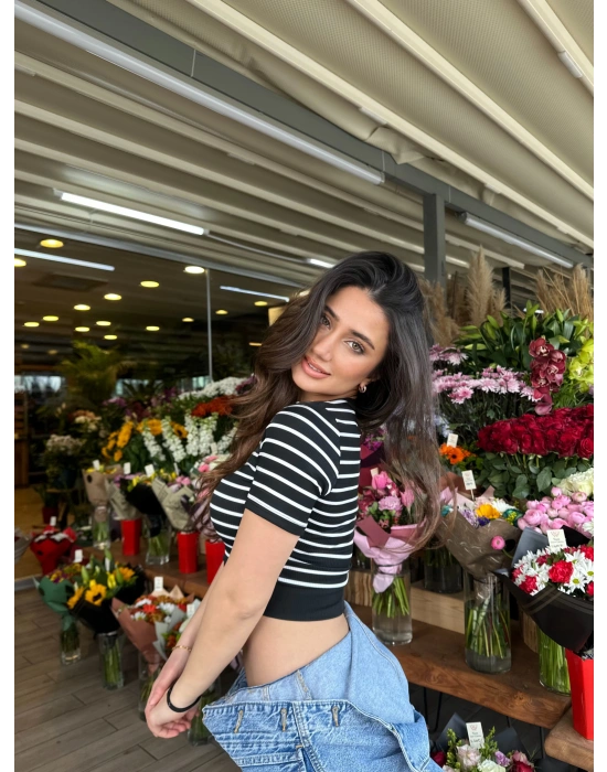 Siyah Çizgili Manşet Detay T-Shirt