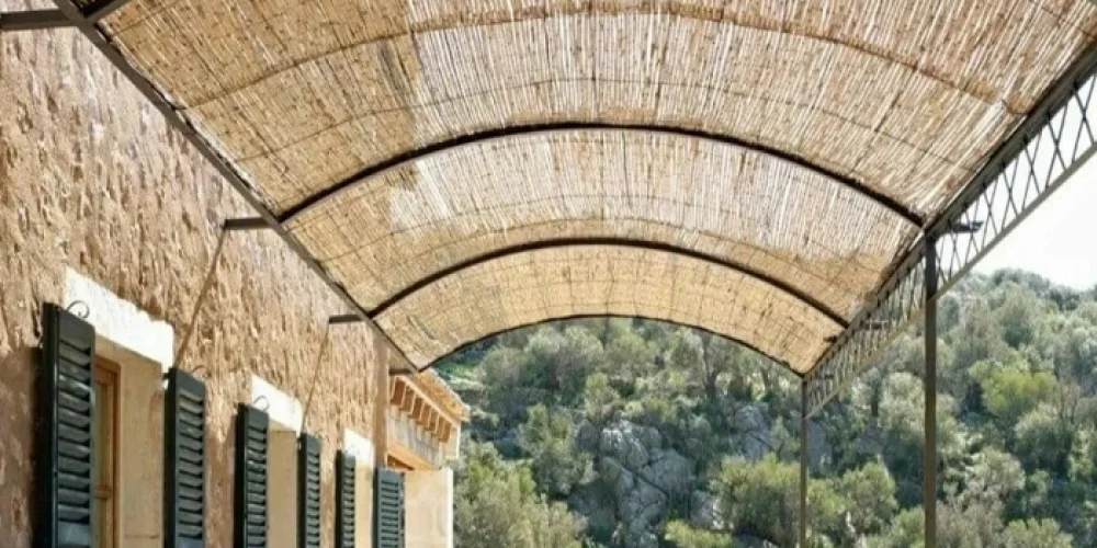 BAHÇE VE BALKONLAR İÇİN DOĞAL DEKORASYON REHBERİ: HASIR KAMIŞ VE GÖLGELİK FİKİRLERİ