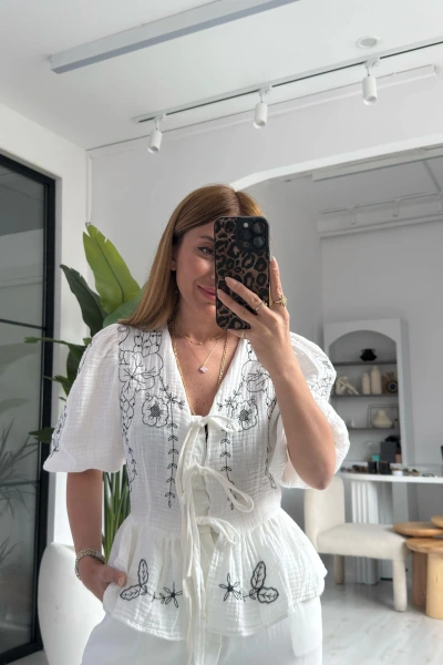 Ekru Nakışlı Bağlamalı Bluz