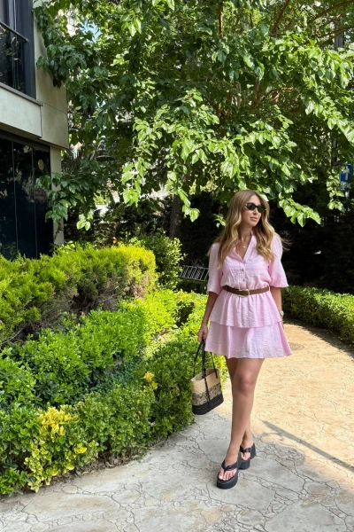 PEMBE KEMERLİ ETEĞİ KATLI ELBİSE