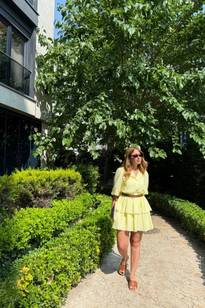 SARI KEMERLİ ETEĞİ KATLI ELBİSE