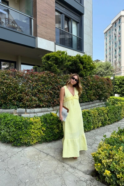 SARI DEKOLTE DETAY MÜSLİN ELBİSE