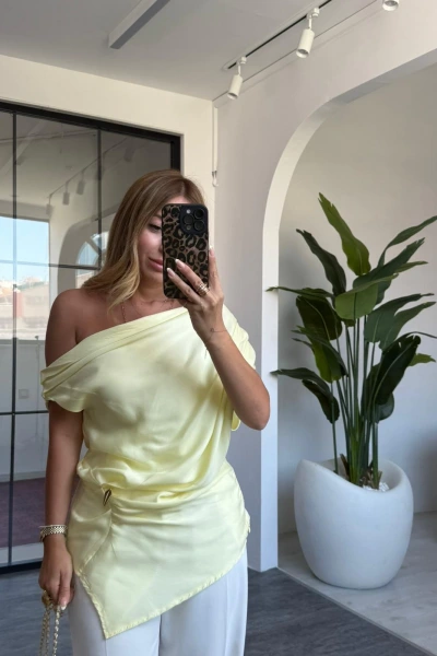 SARI TEK OMUZ BROŞLU BLUZ