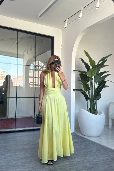 SARI DEKOLTE DETAY ASKILI ELBİSE