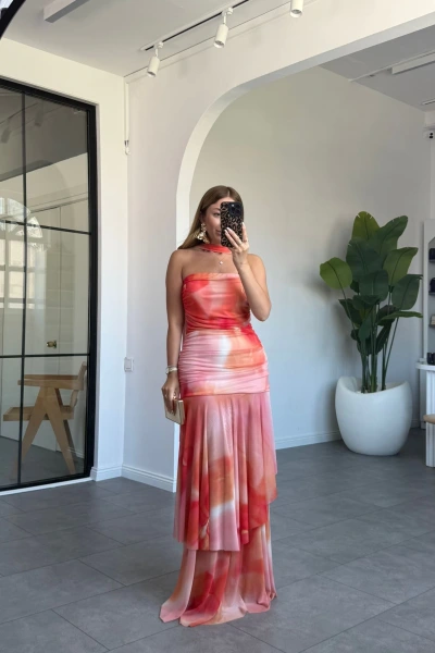 KIRMIZI STRAPLEZ FULAR DETAY ELBİSE