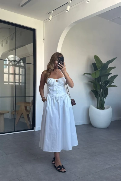 BEYAZ BOYUNDAN BAĞLAMALI MİDİ ELBİSE