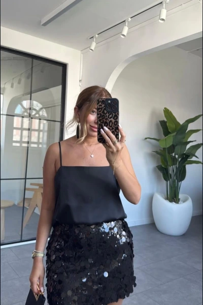 SİYAH SATEN ASKISI BAĞLAMALI BLUZ