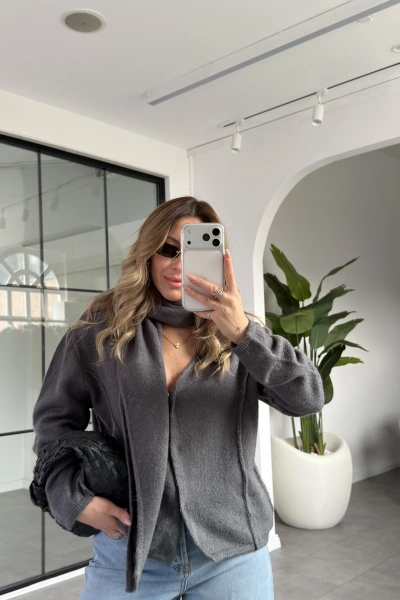 GRİ ŞAL DETAYLI YUMUŞACIK DOKUDA HIRKA