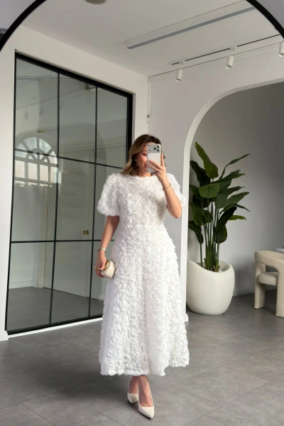 BEYAZ GÜL MOTİFLİ TASARIM ELBİSE