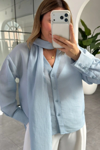 MAVİ ÇİZGİLİ V YAKA ŞALLI GÖMLEK