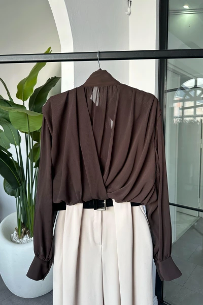 KAHVE ŞİFON BOYUNDAN BAĞLAMALI BELİ LASTİKLİ BLUZ