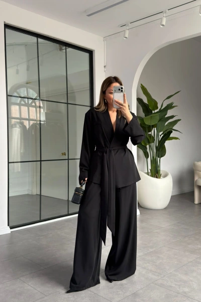 SİYAH ÜÇ DÜĞMELİ ASİMETRİK KUŞAKLI CEKET TAKIM