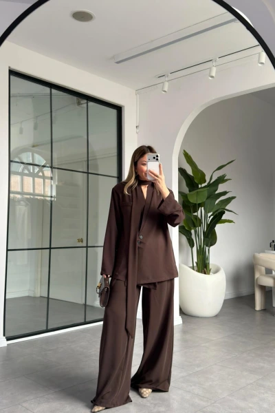 KAHVE ÜÇ DÜĞMELİ ASİMETRİK KUŞAKLI CEKET TAKIM