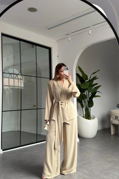 KREM ÜÇ DÜĞMELİ ASİMETRİK KUŞAKLI CEKET TAKIM