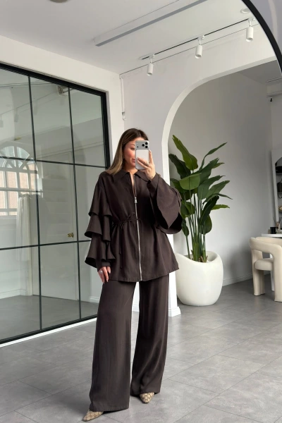 KAHVERENGİ KOLLARI VOLANLI BLUZ PANTOLON TAKIM