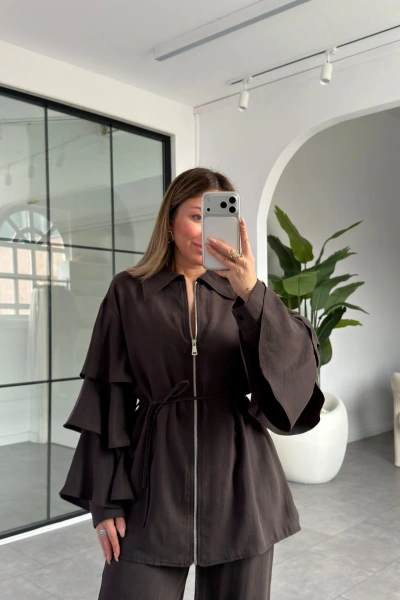 KAHVERENGİ KOLLARI VOLANLI BLUZ PANTOLON TAKIM