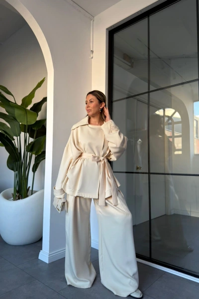 EKRU YAKADAN DÜĞMELİ KUŞAKLI CEKET PANTOLON TAKIM